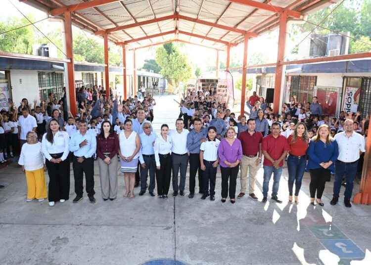 Entrega Victoria aula a la primaria Francisco Márquez