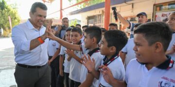 Entrega Victoria aula a la primaria Francisco Márquez