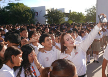Con liderazgo educativo, Carmen Lilia marca la diferencia con apoyos escolares