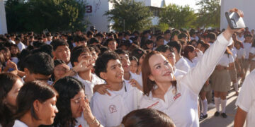 Con liderazgo educativo, Carmen Lilia marca la diferencia con apoyos escolares