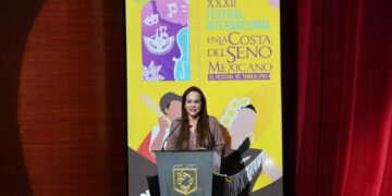 ¡Disfrutan neolaredenses espectacular inicio del FICSM!