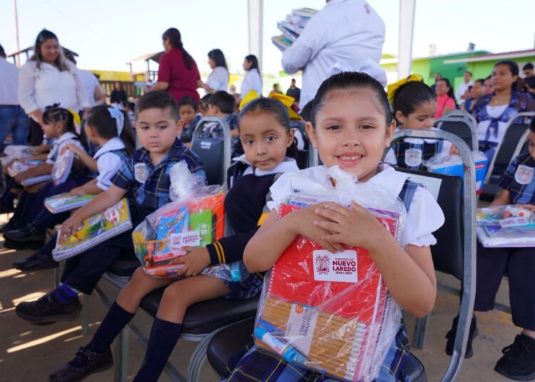Con liderazgo educativo, Carmen Lilia marca la diferencia con apoyos escolares