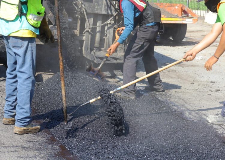 Para seguridad de alumnos, intensifica Victoria bacheo en ruta escolar