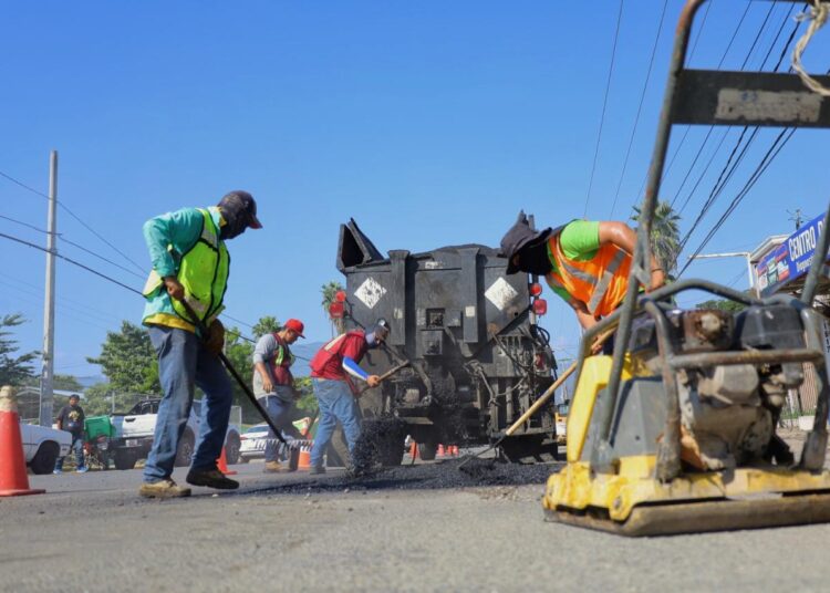 Para seguridad de alumnos, intensifica Victoria bacheo en ruta escolar