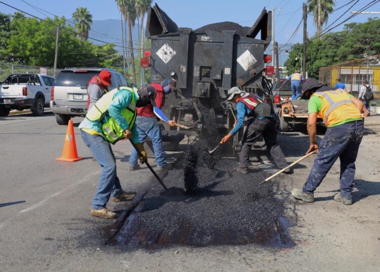 Para seguridad de alumnos, intensifica Victoria bacheo en ruta escolar