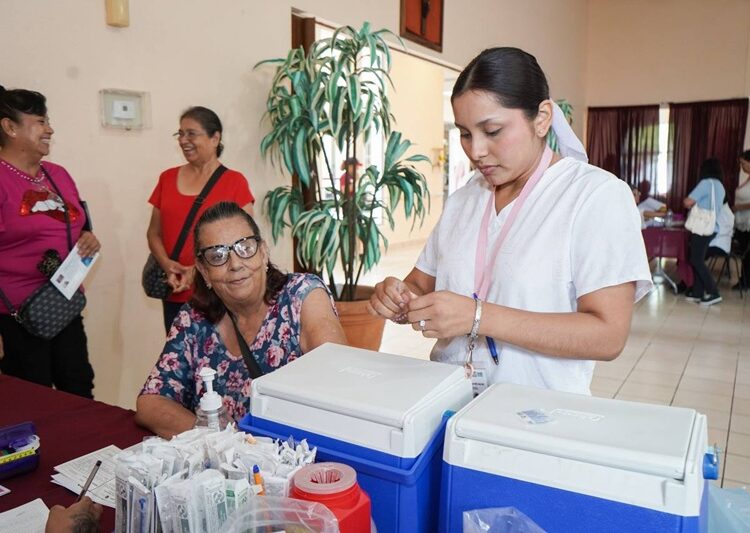 Adultos mayores recibirán atención en brigada de vacunación en Casa club del DIF