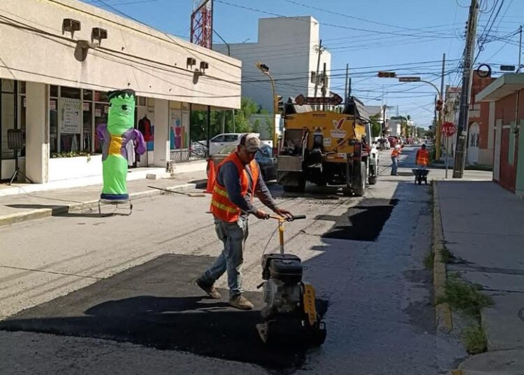 Atiende plan emergente de bacheo calles del centro de Victoria