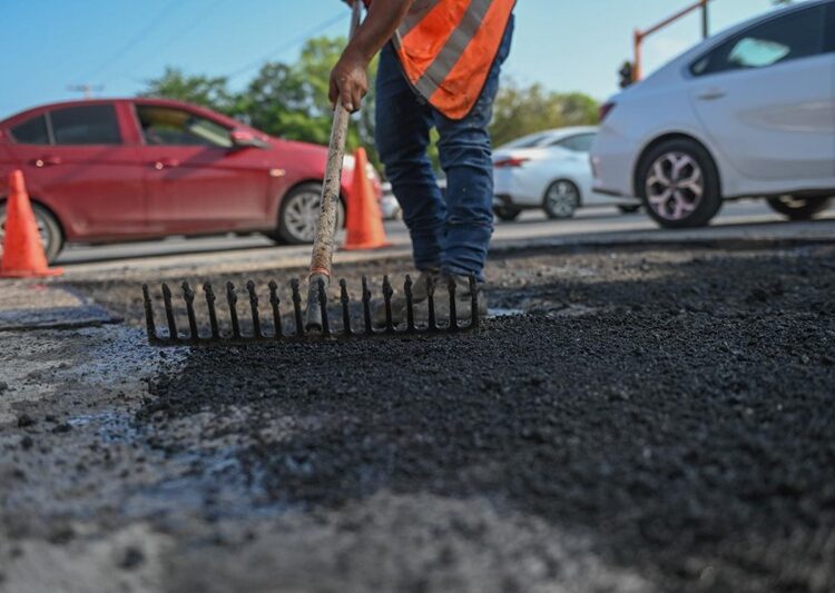 Bacheo no se detiene, reparan calles en sábado