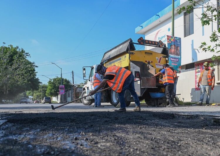 Bacheo no se detiene, reparan calles en sábado