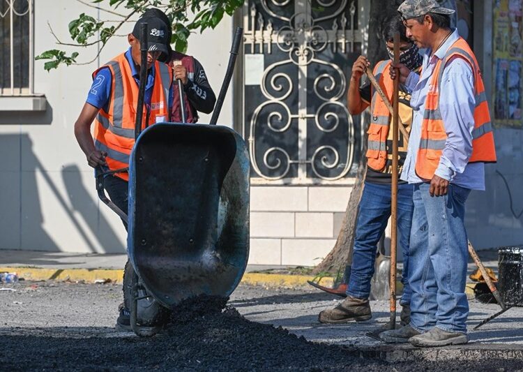 Bacheo no se detiene, reparan calles en sábado