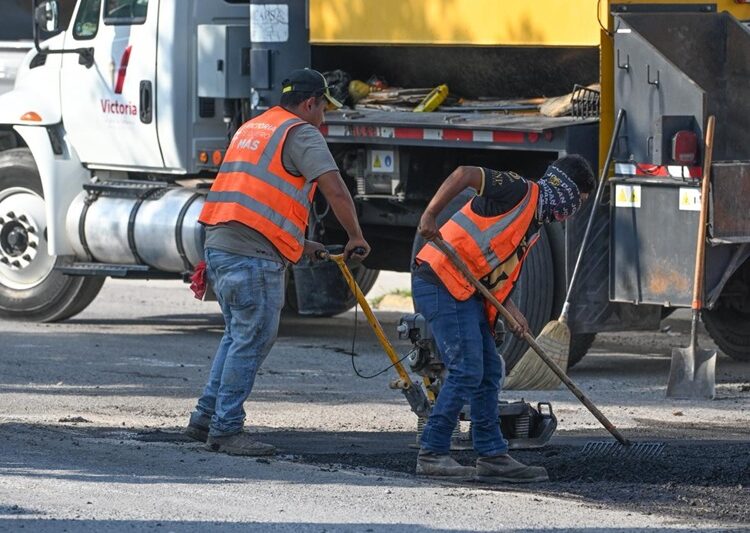 Bacheo no se detiene, reparan calles en sábado