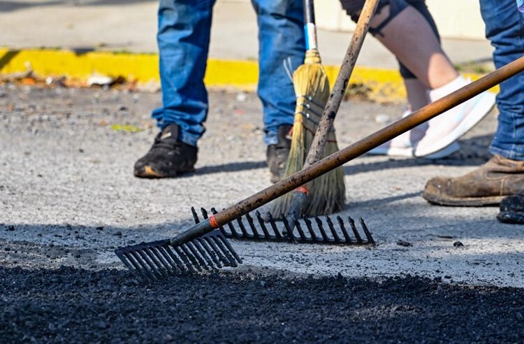 Bacheo no se detiene, reparan calles en sábado