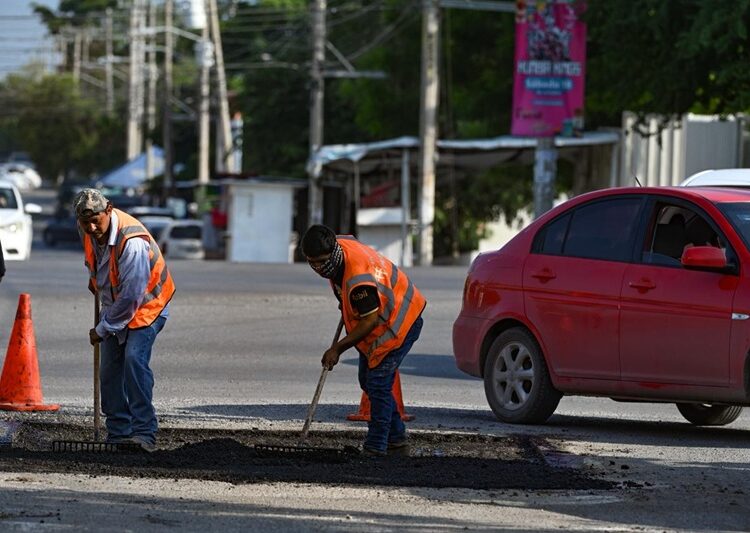 Bacheo no se detiene, reparan calles en sábado