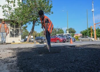Bacheo no se detiene, reparan calles en sábado