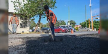 Bacheo no se detiene, reparan calles en sábado