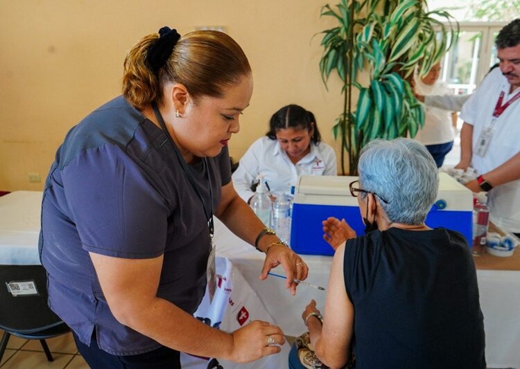 Brigada de vacunación invernal en la Casa Club del Adulto Mayor en NLD