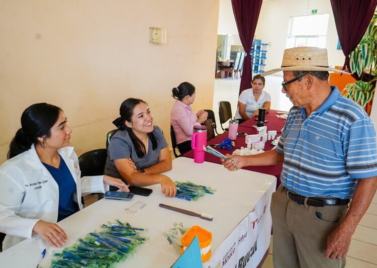 Brigada de vacunación invernal en la Casa Club del Adulto Mayor en NLD
