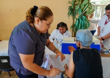 Brigada de vacunación invernal en la Casa Club del Adulto Mayor en NLD