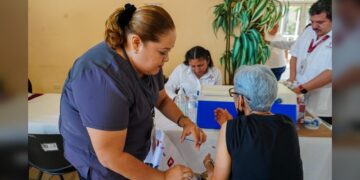 Brigada de vacunación invernal en la Casa Club del Adulto Mayor en NLD