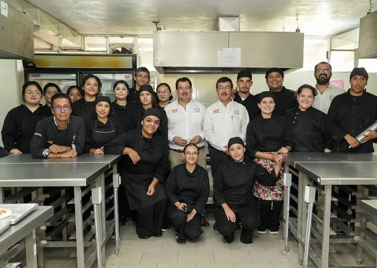 Comparte el rector logros y proyectos con estudiantes de la FDCSV