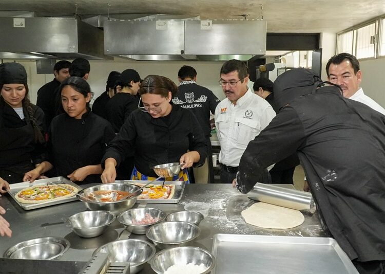 Comparte el rector logros y proyectos con estudiantes de la FDCSV