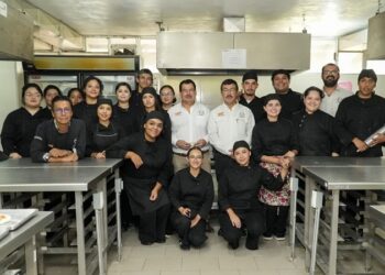 Comparte el rector logros y proyectos con estudiantes de la FDCSV