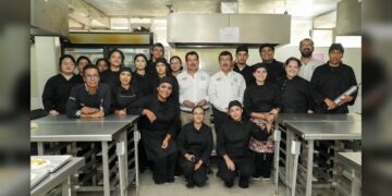 Comparte el rector logros y proyectos con estudiantes de la FDCSV