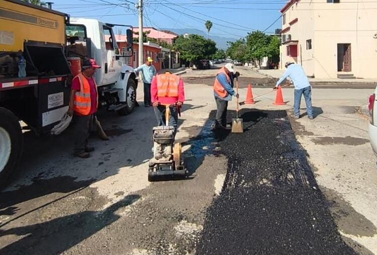 Cuadrillas siguen eliminando baches de avenidas y calles de Victoria