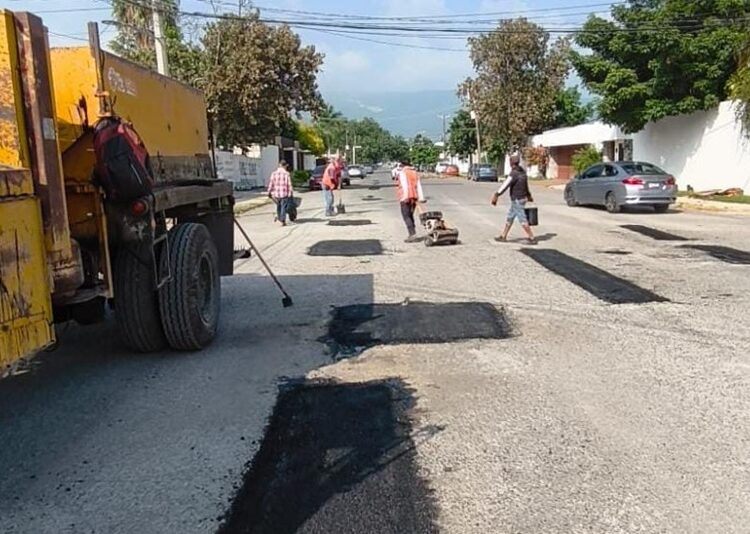 Cuadrillas siguen eliminando baches de avenidas y calles de Victoria