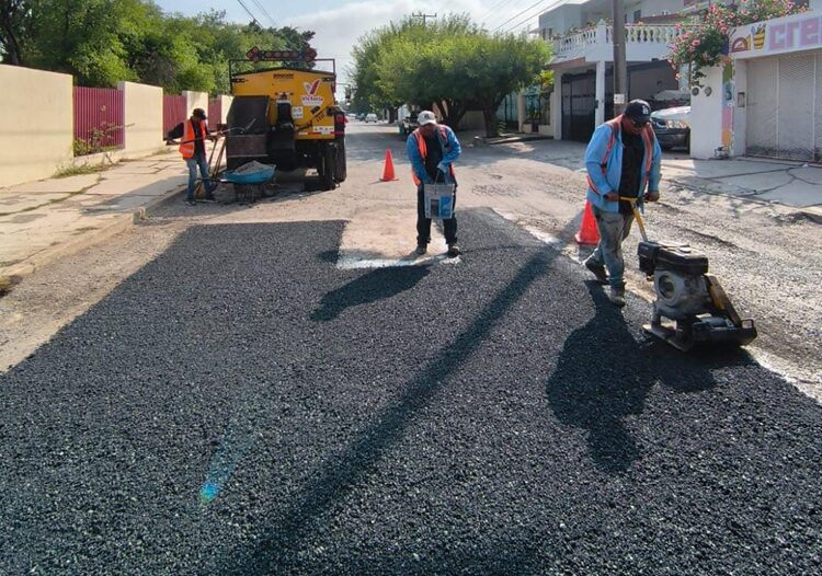 Cuadrillas siguen eliminando baches de avenidas y calles de Victoria