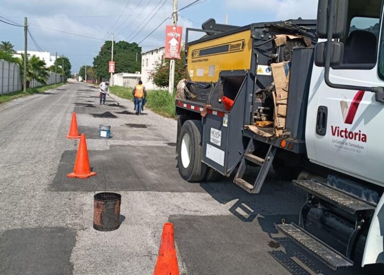 Cuadrillas siguen eliminando baches de avenidas y calles de Victoria