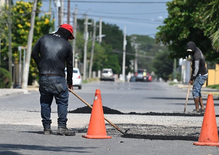 Cuadrillas siguen eliminando baches de avenidas y calles de Victoria