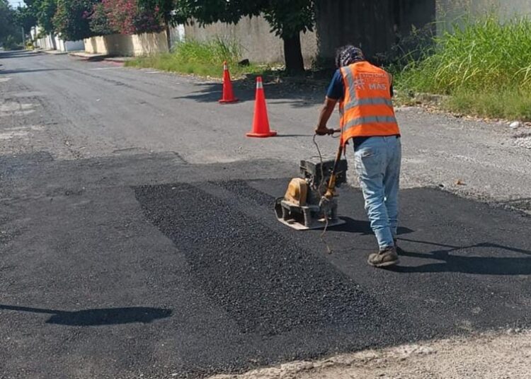 Cuadrillas siguen eliminando baches de avenidas y calles de Victoria