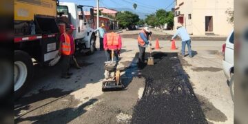 Cuadrillas siguen eliminando baches de avenidas y calles de Victoria