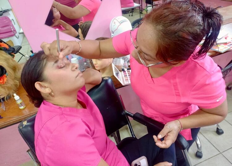 DIF NLD invita a inscribirse al curso de belleza del CEDIF 4
