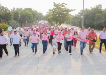 Encabeza Rossy Luque caminata por el ‘Día Internacional de la Lucha Contra el Cáncer de Mama’