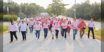 Encabeza Rossy Luque caminata por el ‘Día Internacional de la Lucha Contra el Cáncer de Mama’