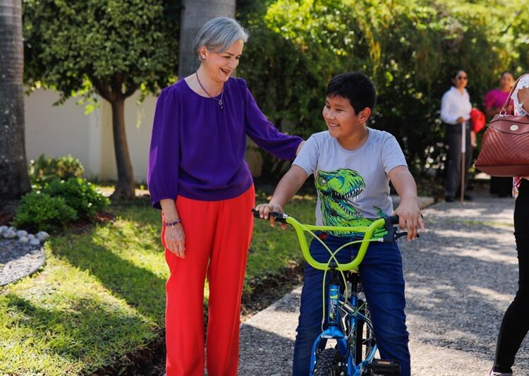 Entregan Gobierno, DIF y Fundación Telmex Telcel bicicletas del programa “Ayúdame a llegar”