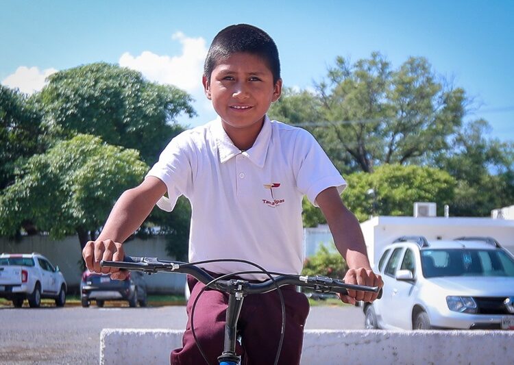 Entregan Gobierno, DIF y Fundación Telmex Telcel bicicletas del programa “Ayúdame a llegar”