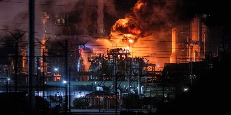 ¡Incendio en refinería de Chevron en California!