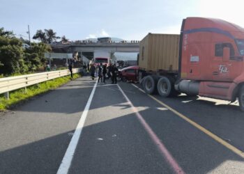 Exceso de velocidad e imprudencia, causan accidente en la Siglo XXI