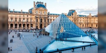 ¡Robo de joyas en el Museo del Louvre de París!