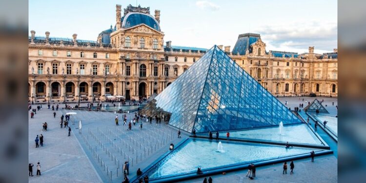 ¡Robo de joyas en el Museo del Louvre de París!