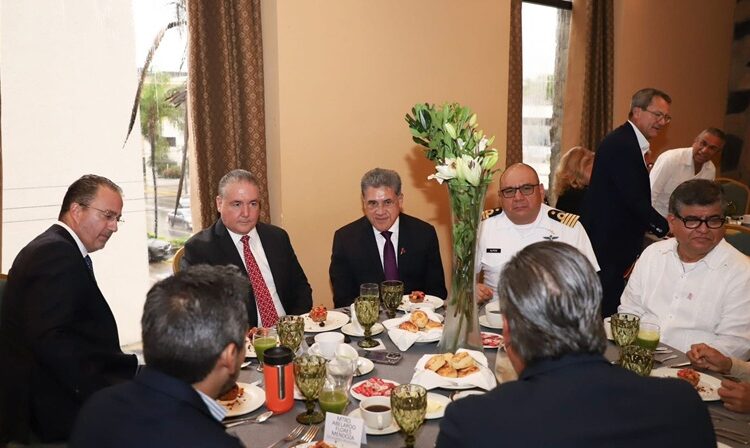 Reconoce Armando Martínez al sector aduanero como fortaleza de Altamira