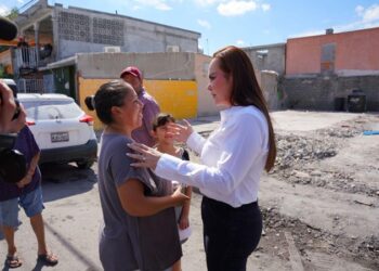 Supervisa Carmen Lilia trabajos de reparación en viviendas dañadas en la colonia Infonavit