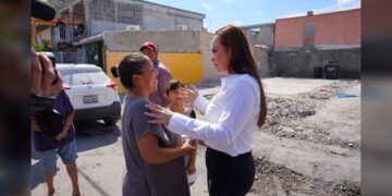 Supervisa Carmen Lilia trabajos de reparación en viviendas dañadas en la colonia Infonavit