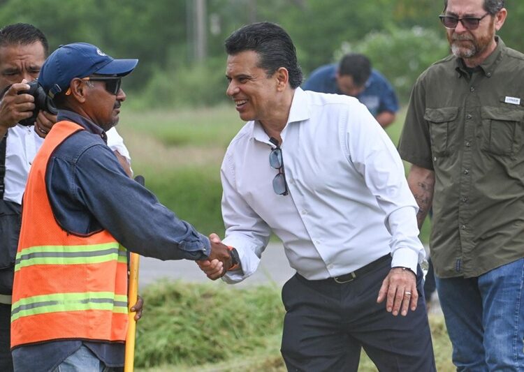 Supervisa alcalde trabajos de limpieza en vialidades