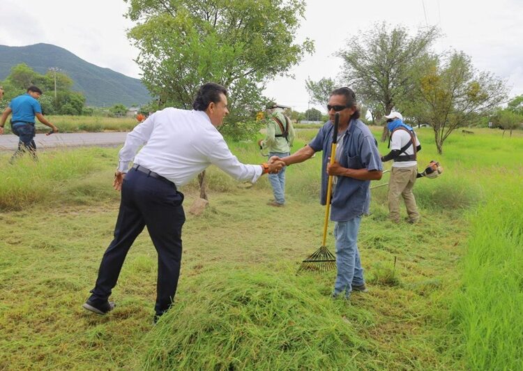 Supervisa alcalde trabajos de limpieza en vialidades