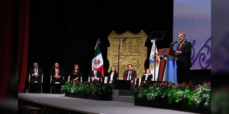 Visitan estudiantes museo permanente en biblioteca pública al Centro de NLD