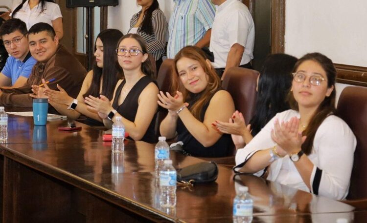 Visitan Alumnos de la Universidad La Salle Victoria la presidencia